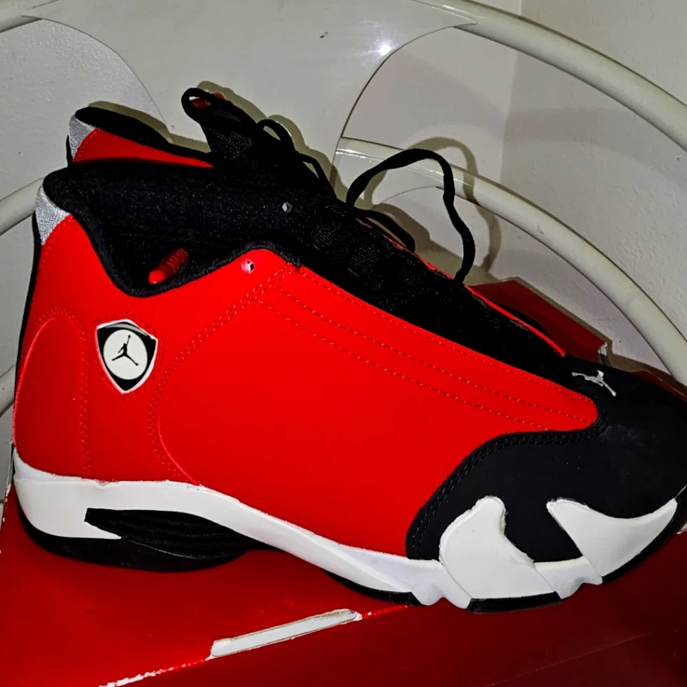 Sneakers - Picture 1 of 8